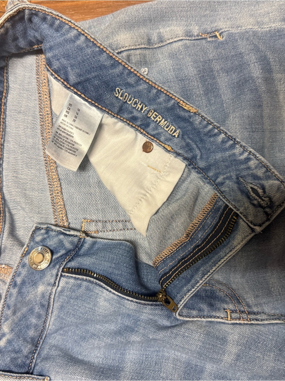 American Eagle Outfitters Light Wash Distressed slouchy Bermuda jean shorts - Picture 4 of 4